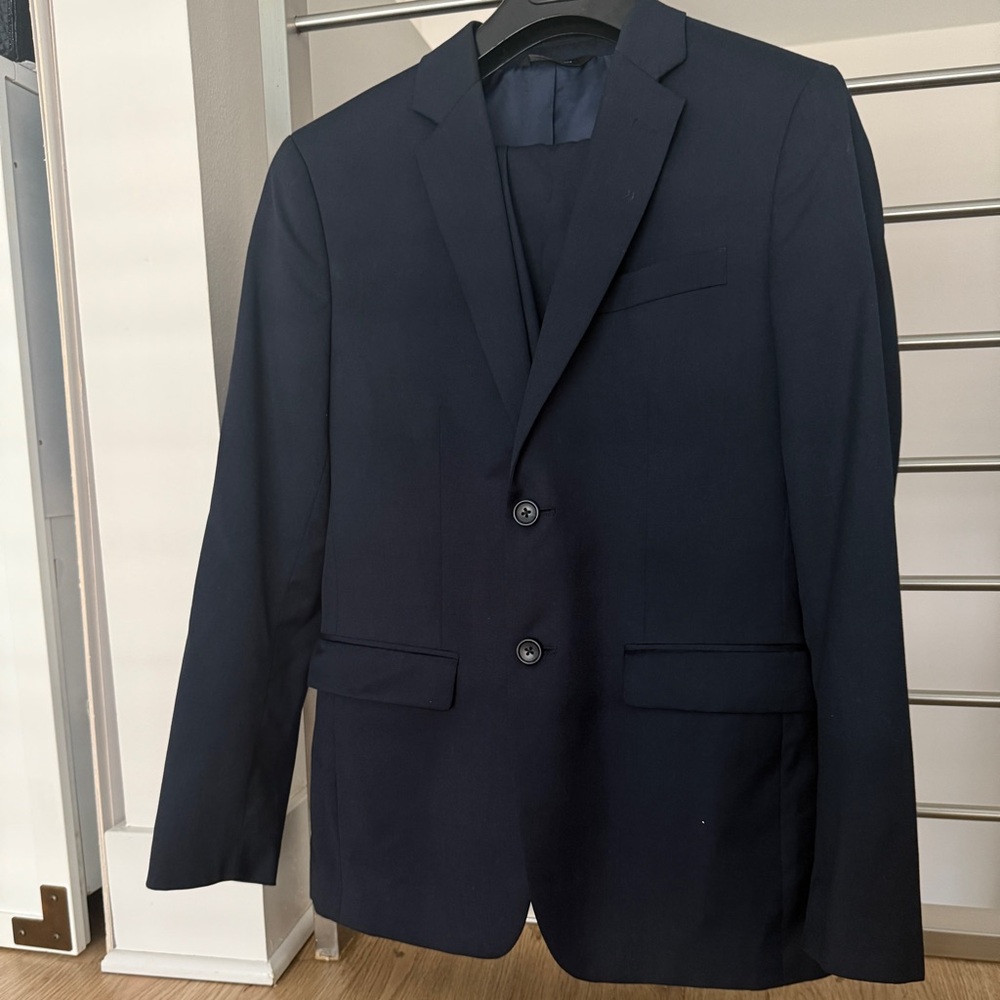 Banana Republic Tailored Fit Navy Blue Suit Jacket (38s) and Pants (31x30)